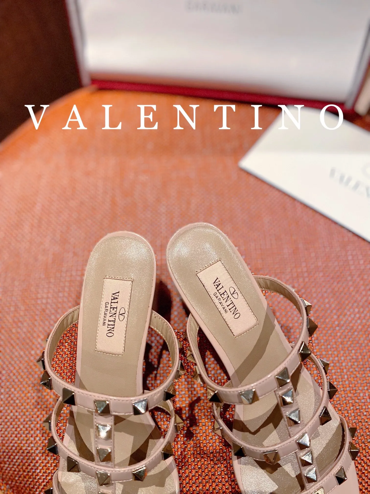 👟👟Ex-factory price 440👟👟 Women's shoes Women's clothing Women's shoes Women's shoes Women's clothing High-end quality 𝑉𝐴𝐿𝐸𝑁𝑇𝐼𝑁𝑂 Valentino ♡ͥ | Level🔍 The classic king slippers are also so beautiful The particularly high-quality hardware brings out a full sense of high-end. After putting it on your feet, you will be stunned and look super slim! The new season lives up to expectations! Worth buying ★Imported cowhide is absolutely high-grade ❥Original method is absolutely sensual ❥Elegant style creates a different feeling🙈 Simple temperament style!  ♡ show bdetails ———————���———— ⊿▸: Size｜35-40 (customized at 40.41.42) ⊿▸: Material｜Imported cowhide ⊿▸: Material | Padded sheepskin ⊿▸: Material | Italian🇮🇹 genuine leather outsole ⊿▸: Heel height｜6cm